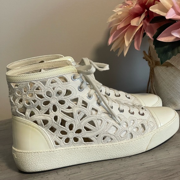 Authentic CHANEL White Camellia laser cut sneakers - Picture 10 of 16